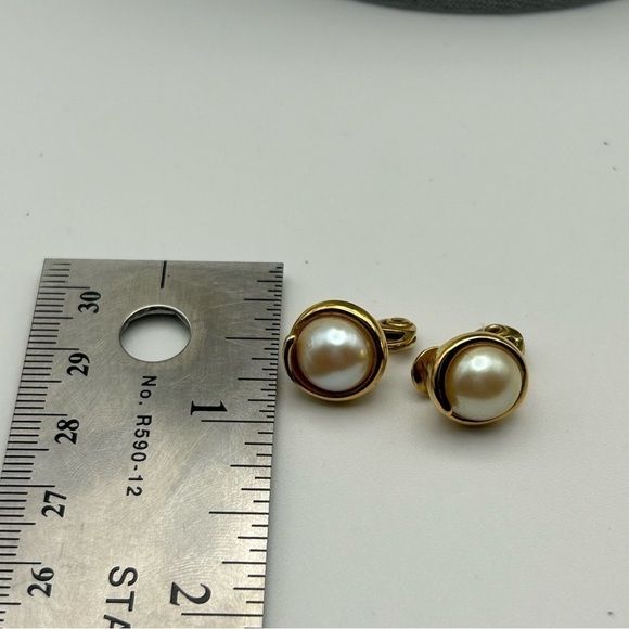 Vintage Monet Round Faux Pearl Gold Tone Swirl Framed Clip On Earrings Dainty - Picture 6 of 6